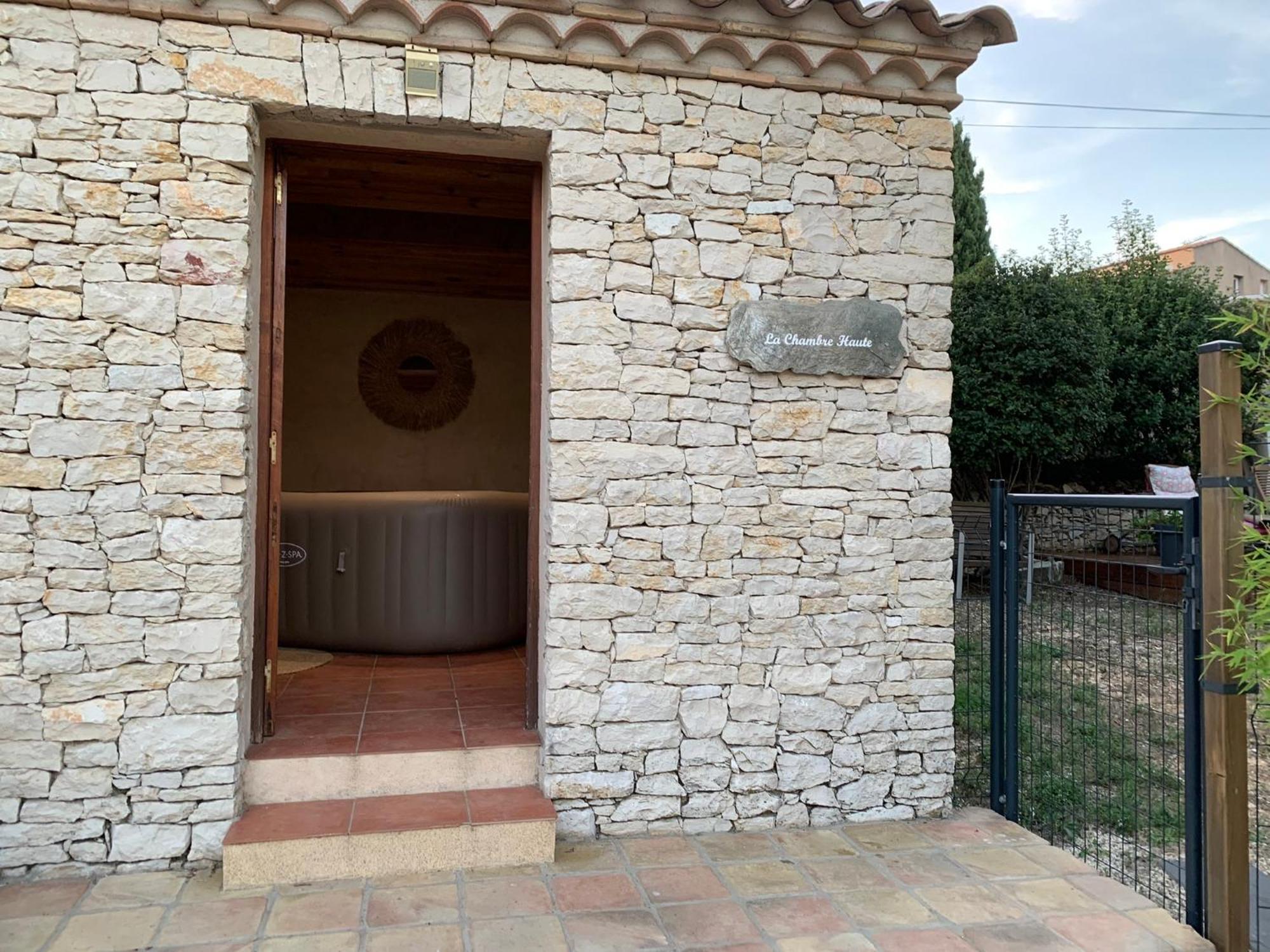 La Chambre Haute Et Son Spa Nimes Exterior photo